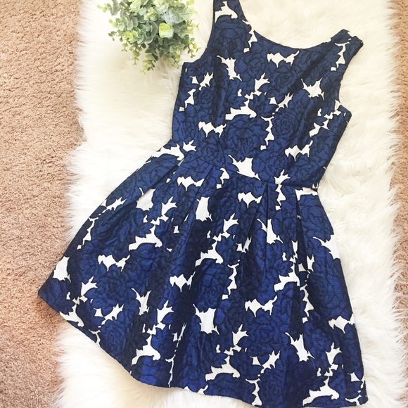 Beautiful Patterned dark blue and white Dress - Picture 6 of 13